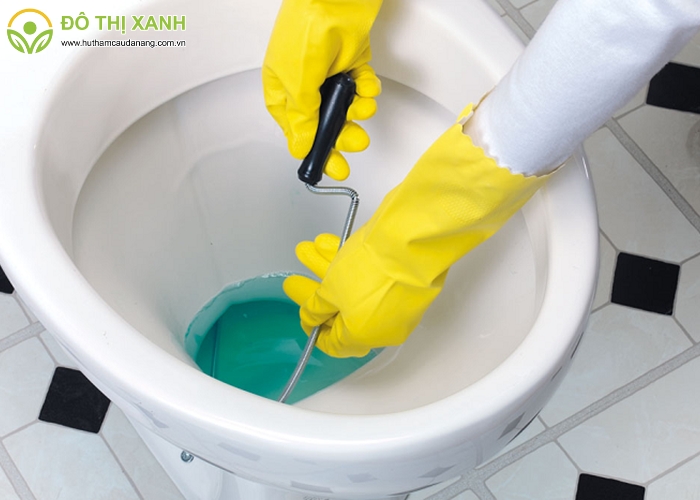 Cách thông bồn cầu bị tắc vật cứng(1) Cách thông bồn cầu bị tắc vật cứng(1)