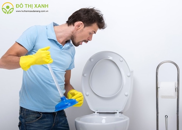 Cách thông bồn cầu bị tắc vật cứng(2) Cách thông bồn cầu bị tắc vật cứng(2)
