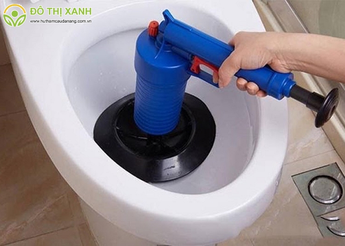 Cách thông bồn cầu bị tắc vật cứng(3) Cách thông bồn cầu bị tắc vật cứng(3)